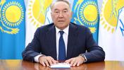 Назарабев сидит, сложив руки на столе